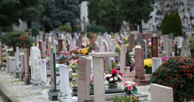 Ile kosztuje wymiana pomnika na cmentarzu? Sprawdź ukryte opłaty Ile kosztuje wymiana pomnika na cmentarzu? Sprawdź ukryte opłaty