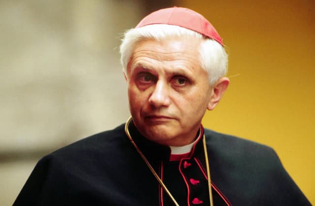 Strój kardynała – co warto wiedzieć o jego elementach i symbolice? Strój kardynała – co warto wiedzieć o jego elementach i symbolice?