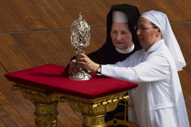 Dlaczego Karol Wojtyła został świętym? Cuda i proces kanonizacji Dlaczego Karol Wojtyła został świętym? Cuda i proces kanonizacji