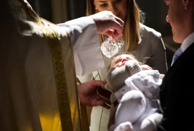 Co robi świadek chrztu podczas mszy? Zaskakujące fakty i obowiązki Co robi świadek chrztu podczas mszy? Zaskakujące fakty i obowiązki