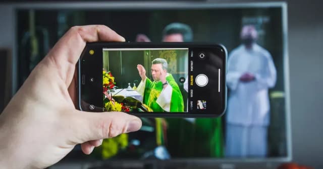 Czy msza online to grzech? Odpowiedzi na wątpliwości katolików Czy msza online to grzech? Odpowiedzi na wątpliwości katolików