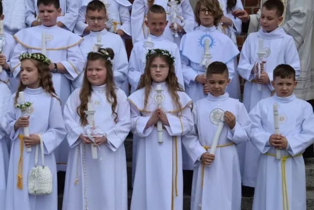 Ile trwa msza komunijna? Zaskakujące fakty o czasie ceremonii Ile trwa msza komunijna? Zaskakujące fakty o czasie ceremonii