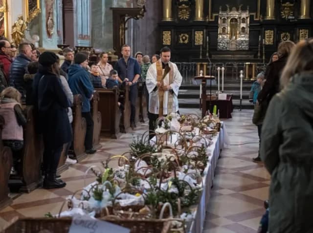 Jaka modlitwa przy święceniu pokarmów? Odkryj jej znaczenie i tradycje Jaka modlitwa przy święceniu pokarmów? Odkryj jej znaczenie i tradycje