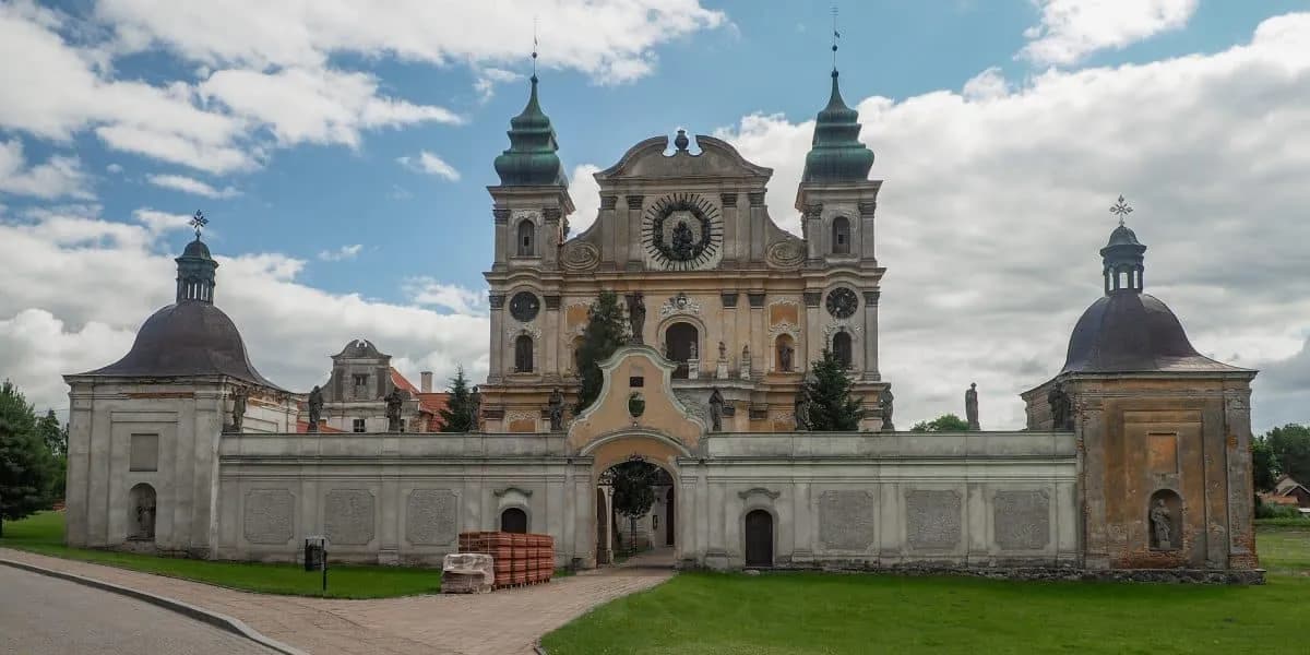 Sanktuarium w Krośnie: historia, znaczenie i praktyczne informacje dla pielgrzymów Sanktuarium w Krośnie: historia, znaczenie i praktyczne informacje dla pielgrzymów