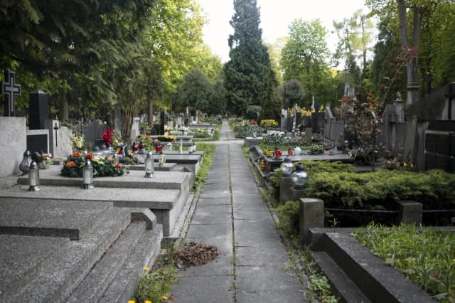 Ile kosztuje miejsce na cmentarzu komunalnym? Zaskakujące ceny i opłaty Ile kosztuje miejsce na cmentarzu komunalnym? Zaskakujące ceny i opłaty