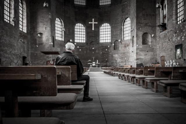Kiedy jest czytanie na mszy? Poznaj kluczowe momenty liturgii Kiedy jest czytanie na mszy? Poznaj kluczowe momenty liturgii